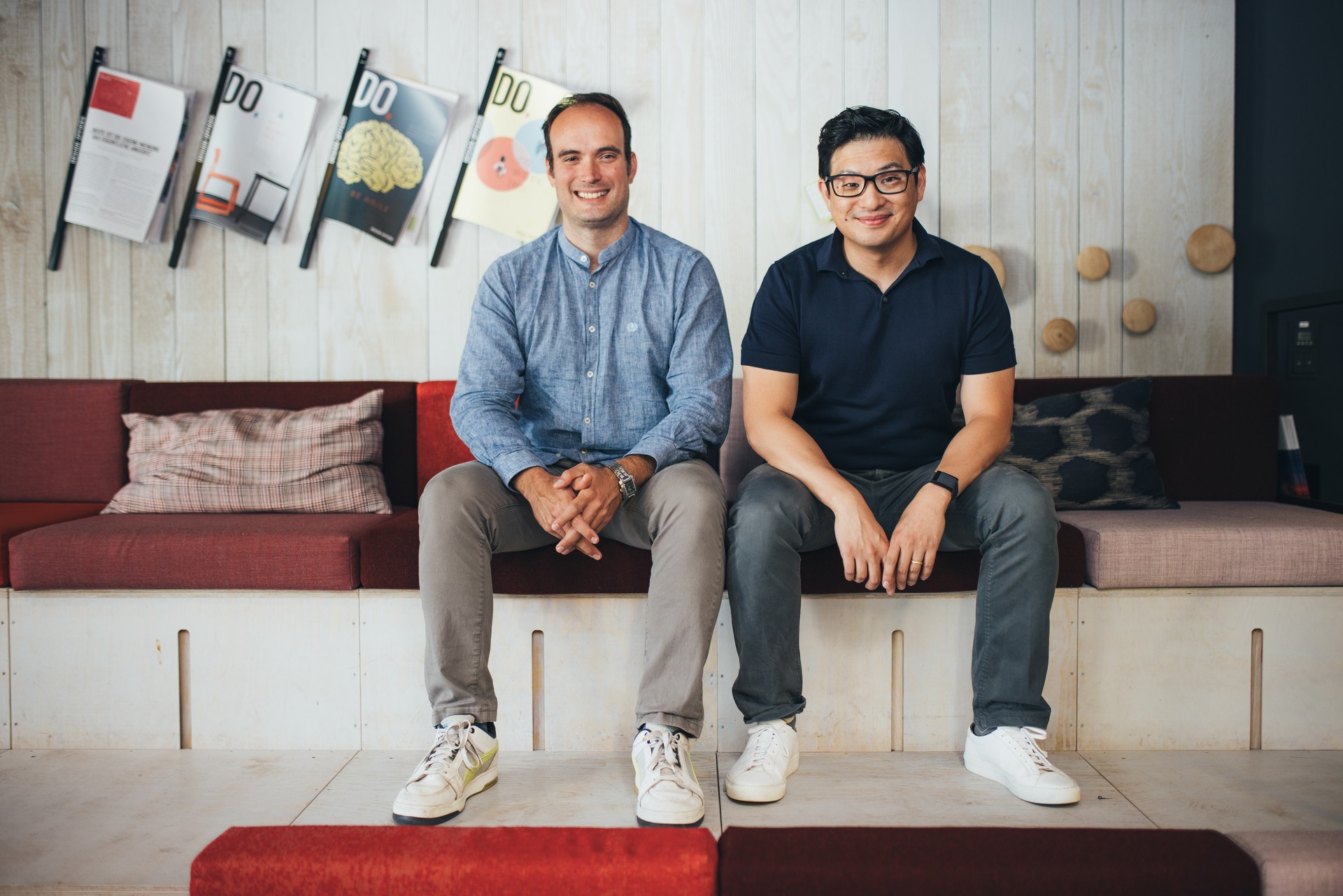 vent.io CTO und Geschäftsführer sitzen auf der Bank